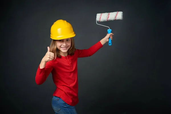 Conceito de decoração, renovação e reconstrução. Pintura menina — Fotografia de Stock