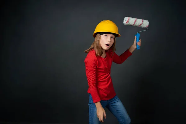 Concepto de decoración, renovación y reconstrucción. Chica de la pintura — Foto de Stock