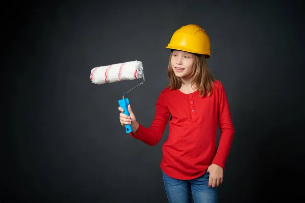 Concepto de decoración, renovación y reconstrucción. Chica de la pintura — Foto de Stock