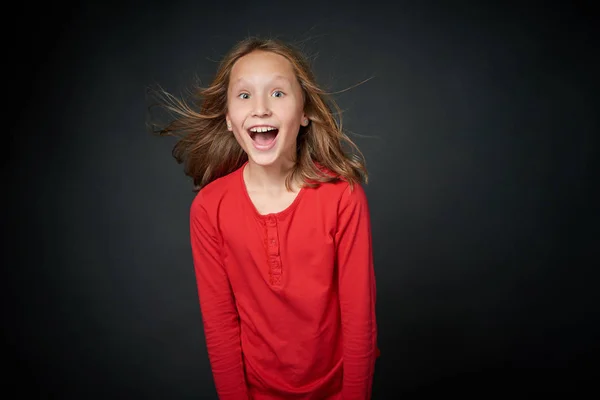 Boldog lány keres széles körben nyitott szemmel és toothy mosoly — Stock Fotó