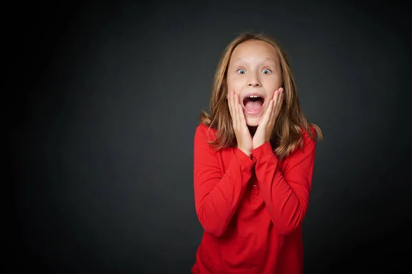 Scared girl shouting looking at camera — Stock Photo, Image