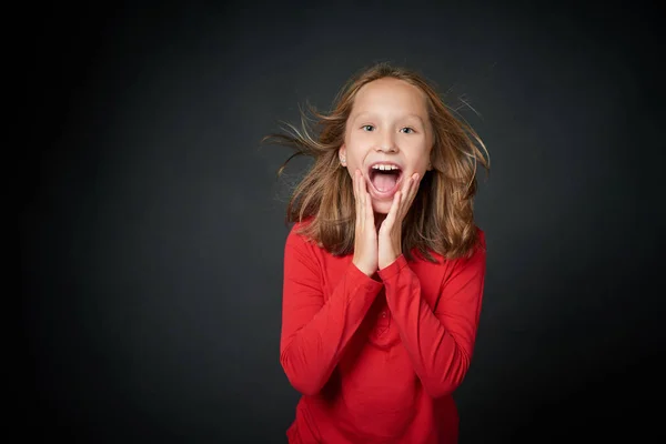 Excited surprised preteen girl screaming of joy — Stock Photo, Image