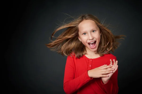 Emocionada chica preadolescente sorprendida gritando de alegría —  Fotos de Stock