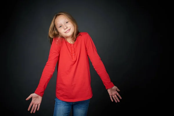 Little girl shrugging her shoulders — Stock Photo, Image