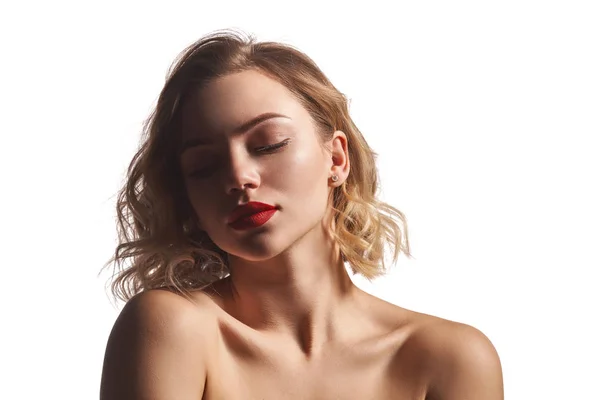 Nahaufnahme einer nackten schönen Frau, die mit geschlossenen Augen posiert — Stockfoto