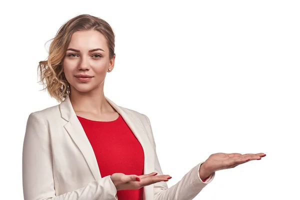Vrouw tonen van een product - lege kopie ruimte op de open handpalm — Stockfoto