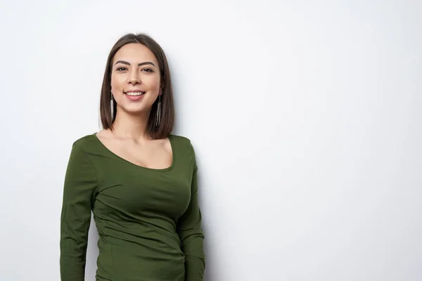 Young smiling brunette woman looking at camera — Stock Photo, Image