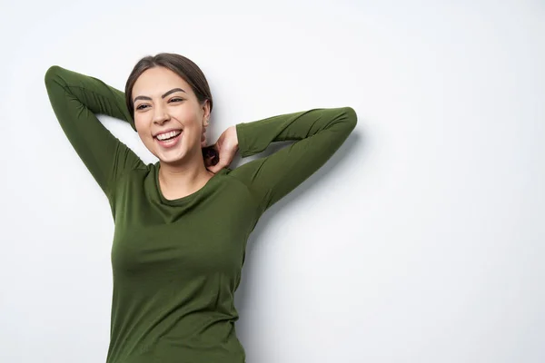 Feliz brincalhão morena mulher olhando para o espaço de cópia — Fotografia de Stock