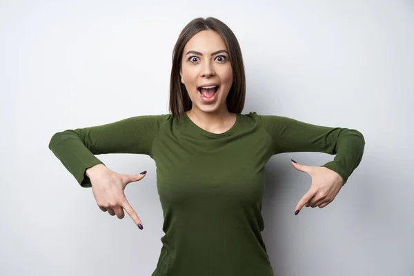 Opgewonden vrouw naar beneden met twee vingers — Stockfoto