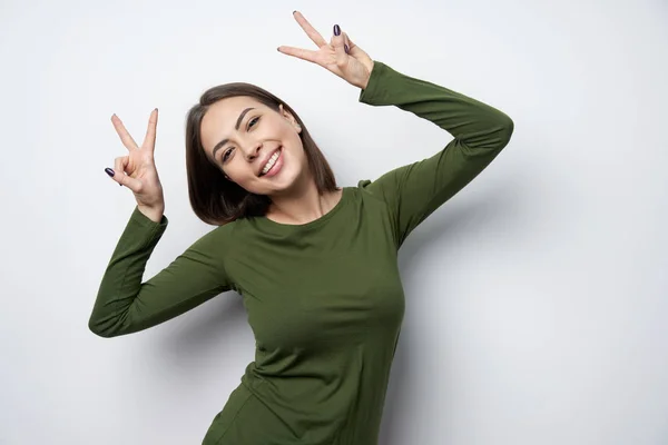 Szczęśliwy brunetka kobieta gestem uśmiechający się znak pokoju — Zdjęcie stockowe