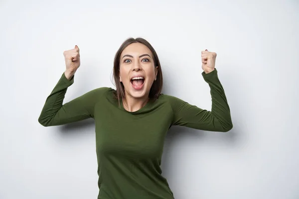 Mujer Morena Emocionada Celebrando Éxito Con Las Manos Los Puños — Foto de Stock