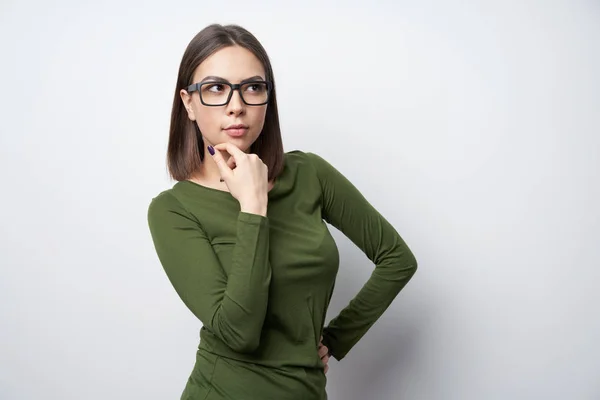 Mujer segura en gafas mirando a un lado — Foto de Stock