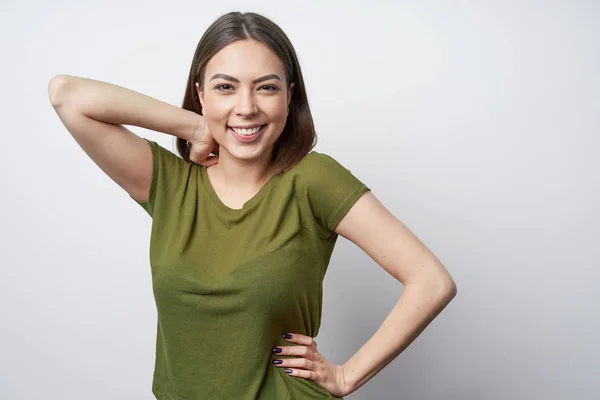 Feliz brincalhão morena mulher olhando para o espaço de cópia — Fotografia de Stock