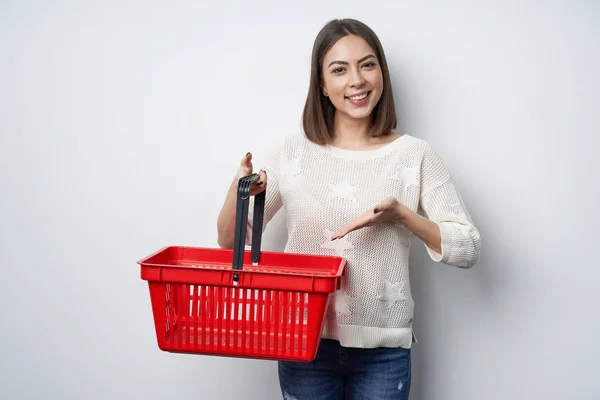 Tartó üres bevásárló kosár mutató mutató női — Stock Fotó