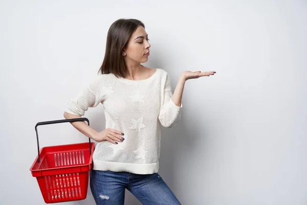 Mujer sosteniendo mostrando cesta vacía señalando —  Fotos de Stock