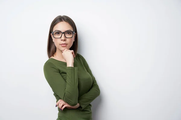 Mulher confiante em óculos olhando para a câmera — Fotografia de Stock