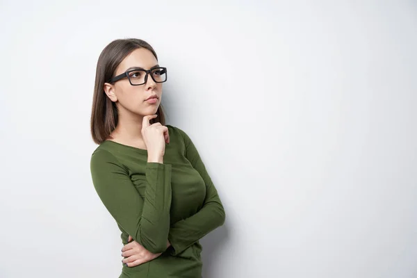 Profil przekonana kobietę w okularach, patrząc na stronie — Zdjęcie stockowe