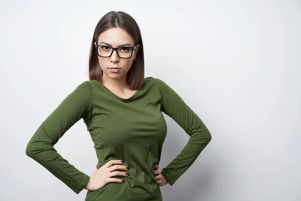 Ścisłe kobietę w okularach patrząc na kamery z intensywne spojrzenie stojący — Zdjęcie stockowe