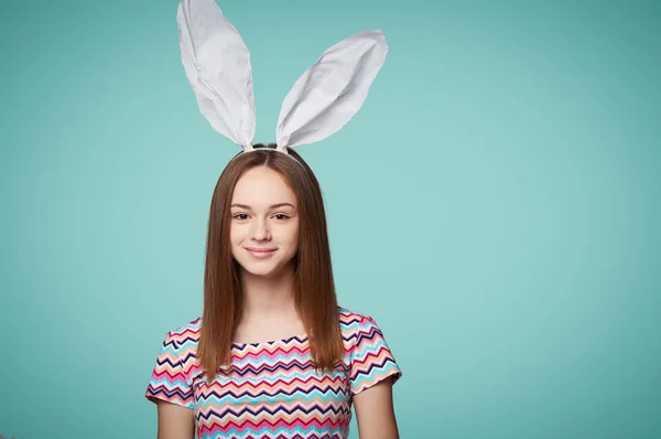 戴着兔子耳朵的女孩拿着横幅 — 图库照片