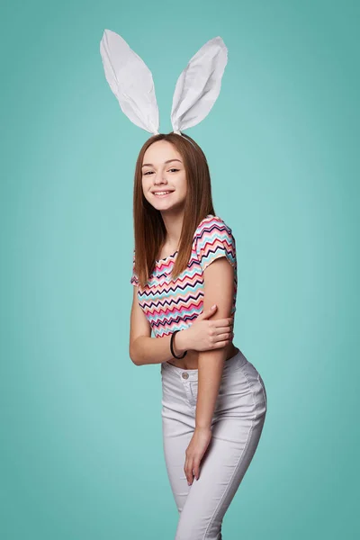 Dziewczyna Ubrana Bunny Uszy Stojące Pozowanie Tle Teal — Zdjęcie stockowe