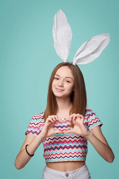 Meisje dragen bunny oren — Stockfoto