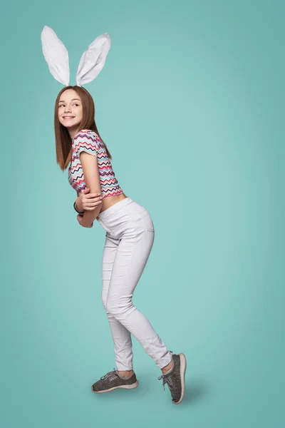 Flickan bär bunny öron — Stockfoto