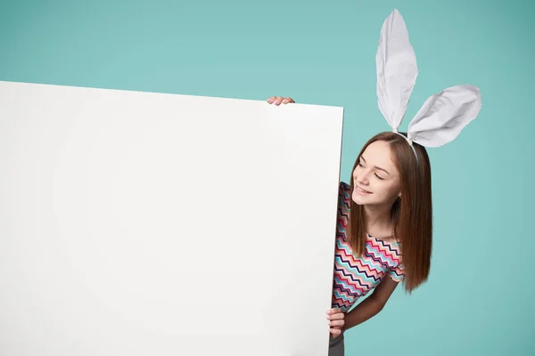 Ragazza con le orecchie da coniglio che tiene uno striscione — Foto Stock