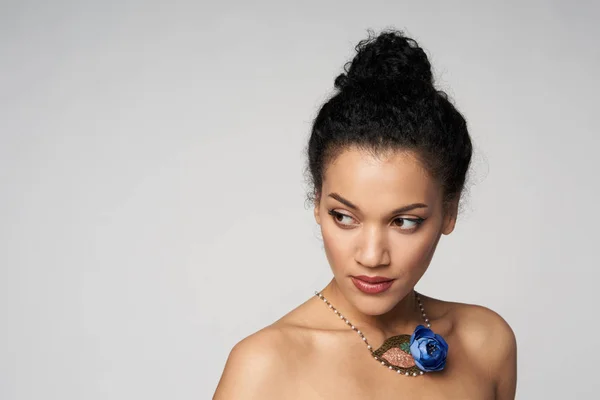 Retrato de beleza de bela mulher de raça mista usando chocker — Fotografia de Stock