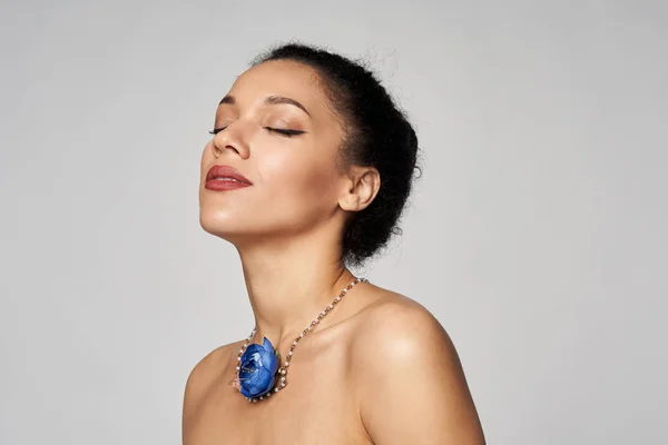 Beauty profile portrait of beautiful mixed race woman wearing chocker — Stock Photo, Image