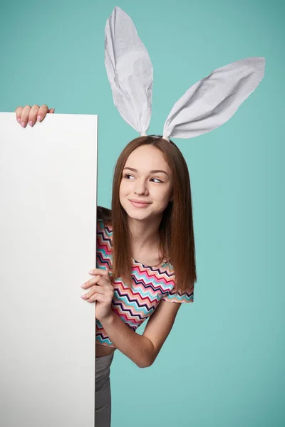 Chica con orejas de conejo sosteniendo una pancarta — Foto de Stock
