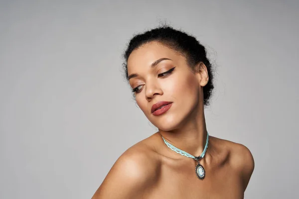 Retrato de beleza de bela mulher de raça mista usando chocker — Fotografia de Stock