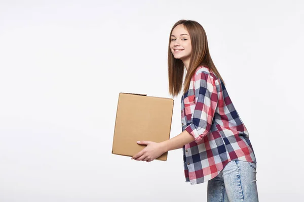 Lächelnder junger Lieferant von Pappkartons blickt in die Kamera — Stockfoto