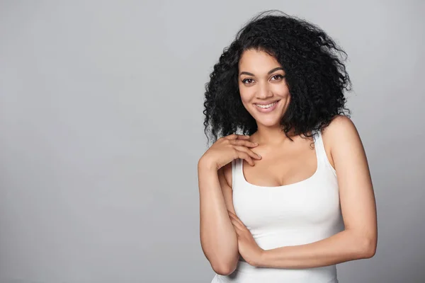 Relajada raza mixta afroamericana - mujer caucásica de pie en el estudio — Foto de Stock