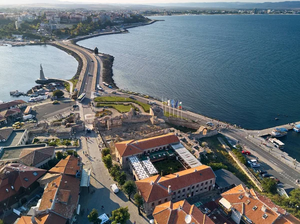 Luchtfoto van oude Nessebar, oude stad aan de Zwarte Zee kust van Bulgarije — Stockfoto