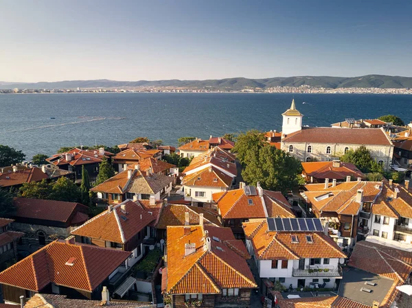 Luchtfoto van oude Nessebar oude stad aan de Zwarte Zee kust van Bulgarije — Stockfoto
