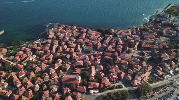 Vista aérea de los tejados de azulejos del viejo Nessebar, ciudad antigua, Bulgaria — Vídeo de stock