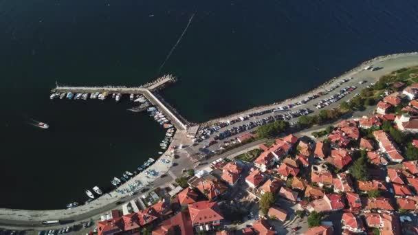 Vista aérea de los tejados de azulejos del viejo Nessebar, ciudad antigua, Bulgaria — Vídeo de stock