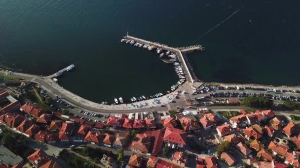 타일의 항공 보기 Nessebar, 고 대 도시, 불가리아의 오래 된 지붕 — 비디오