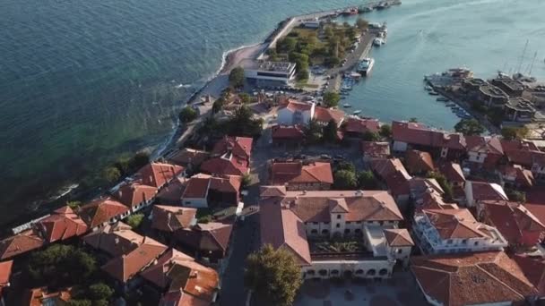 Luchtfoto van Tegel daken van oude Nessebar, oude stad, Bulgarije — Stockvideo