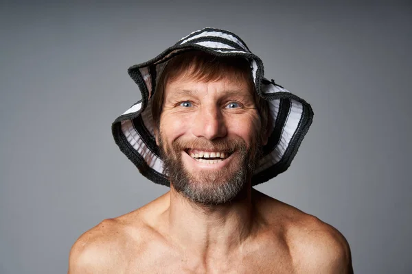 Забавный портрет взрослого мужчины топлесс в летней шляпе — стоковое фото