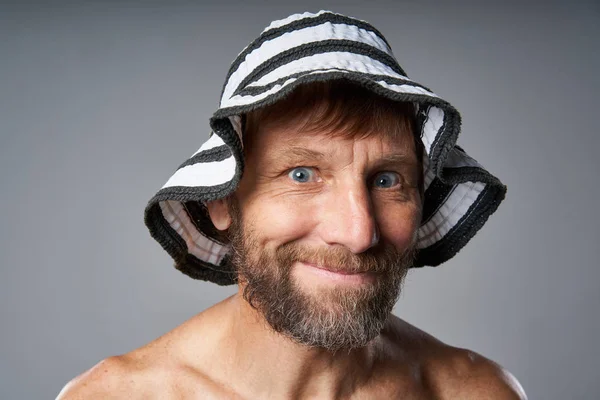 Zabawny portret dojrzały mężczyzna topless sobie letni kapelusz — Zdjęcie stockowe