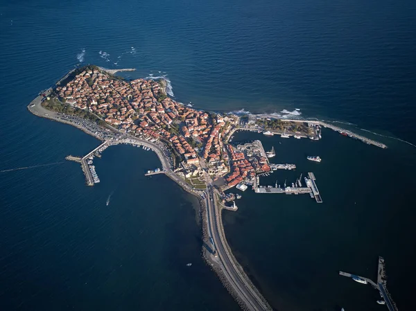 Vue aérienne générale de Nessebar, ancienne ville sur la côte de la mer Noire de Bulgarie — Photo