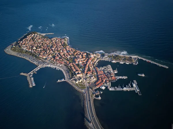 Vue aérienne générale de Nessebar, ancienne ville sur la côte de la mer Noire de Bulgarie — Photo