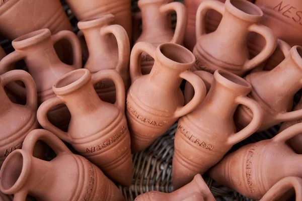 Muchas ánforas pequeñas de cerámica de arcilla con letras Nessebar — Foto de Stock