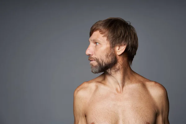 Perfil de mature man shirtless looking to side — Fotografia de Stock