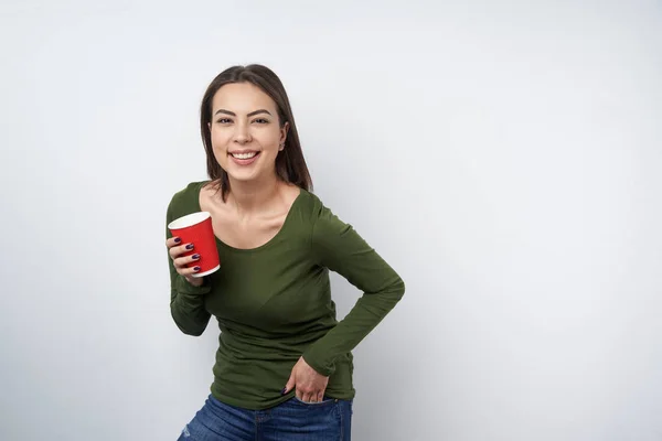 Calm brunette woman holding disposable paper mug — Stock Photo, Image
