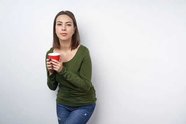 Calm brunette woman holding disposable paper mug — Stock Photo, Image