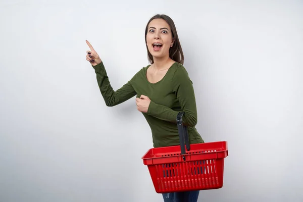 Zaskoczony, Kobieta trzyma wskazując pusty kosz zakupów — Zdjęcie stockowe