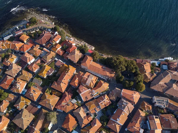 Luchtfoto van oude Nessebar oude stad aan de Zwarte Zee kust van Bulgarije — Stockfoto