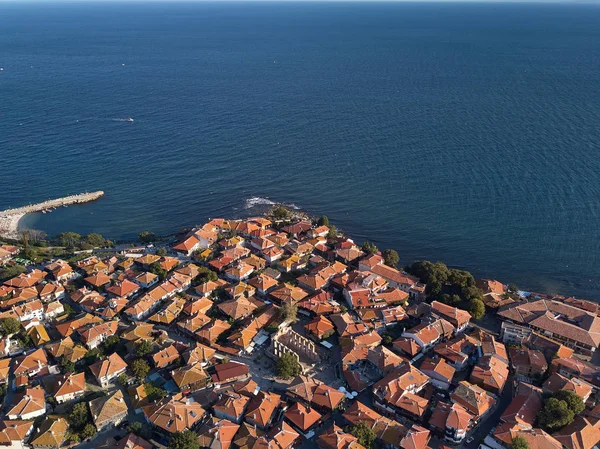 Luchtfoto van oude Nessebar oude stad aan de Zwarte Zee kust van Bulgarije — Stockfoto